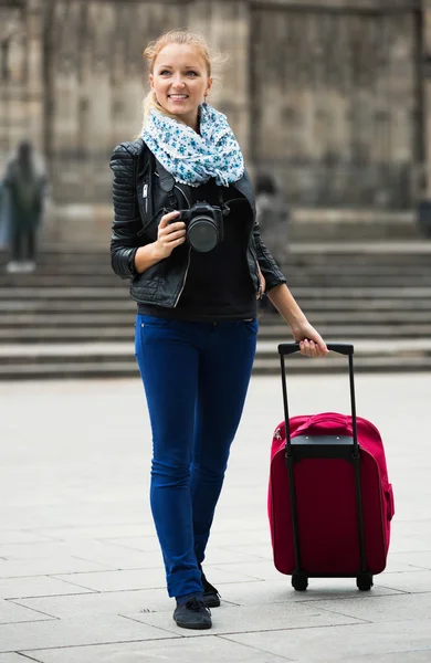 Ragazza europeniana scattare foto di attrazioni — Foto Stock