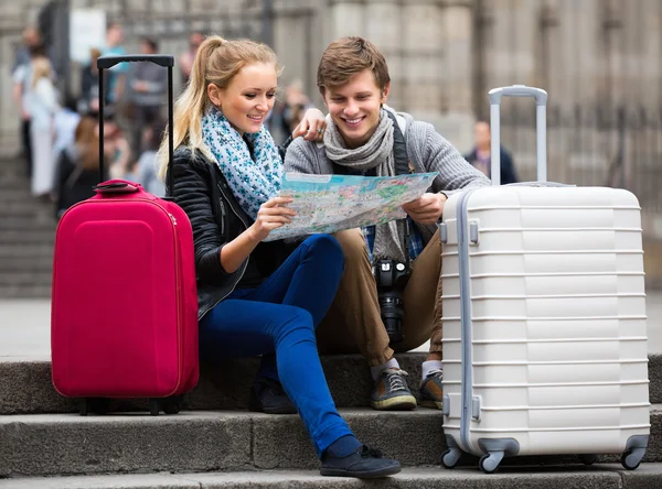 Viaggiatori con mappa della città in strada — Foto Stock