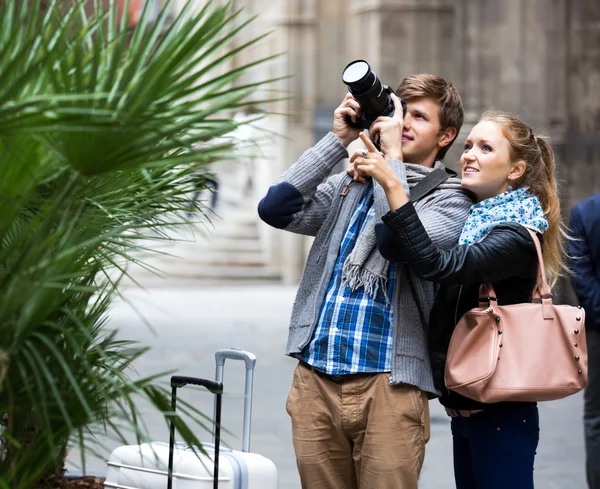 Aantal toeristen met fotocamera — Stockfoto