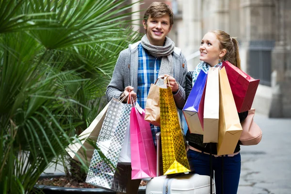 Viajantes com sacos de compras — Fotografia de Stock
