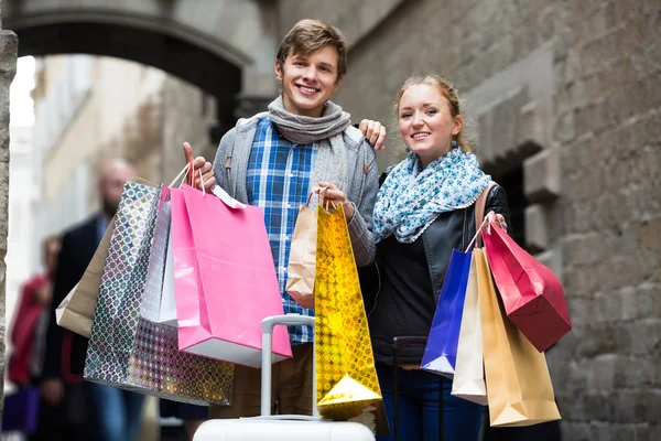 Viajantes com sacos de compras — Fotografia de Stock