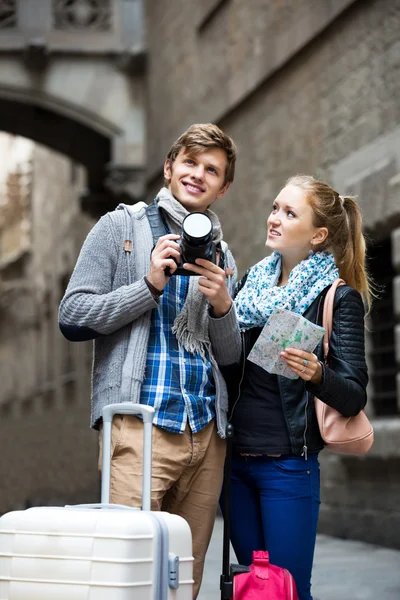 写真のカメラで観光客のカップル — ストック写真