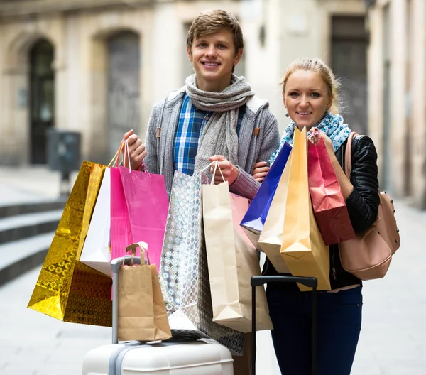 Smiling spouse tourists shopping — Stock Photo, Image