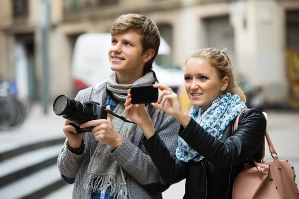 Toeristen maken van foto op straat — Stockfoto
