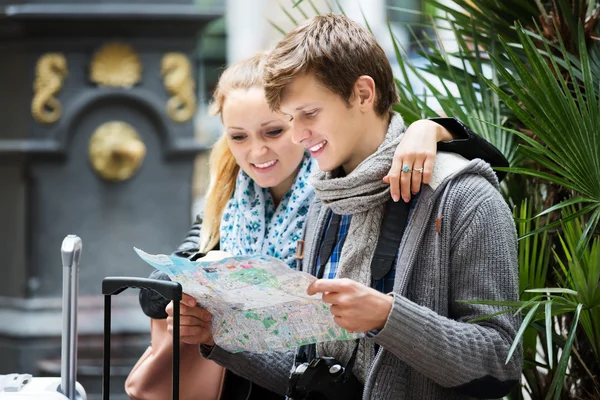 Junges Paar mit einer Landkarte — Stockfoto