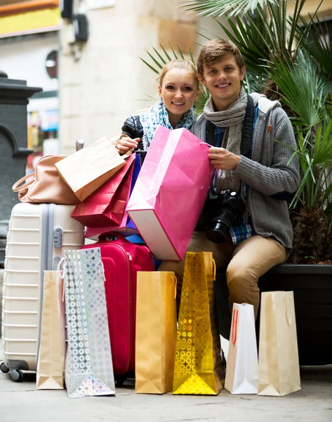 Turistas que transportam sacos de compras — Fotografia de Stock