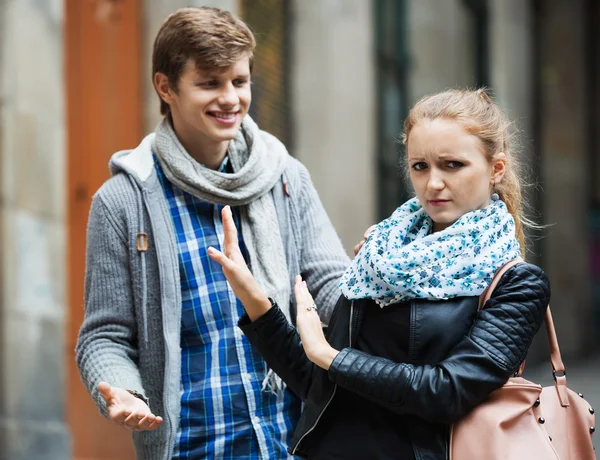 Mann jagt irritiertes Mädchen — Stockfoto