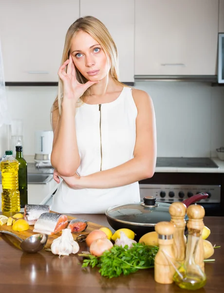 Huisvrouw denken wat te koken voor het diner — Stockfoto