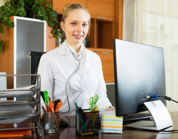 Portrait of friendly doctor in clinic interior — Stock Photo, Image