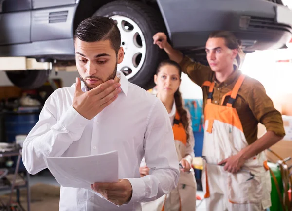 Mechanics trying to cheat client — Stock Photo, Image