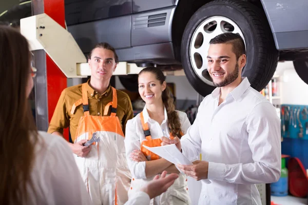 Client at auto service — Stock Photo, Image