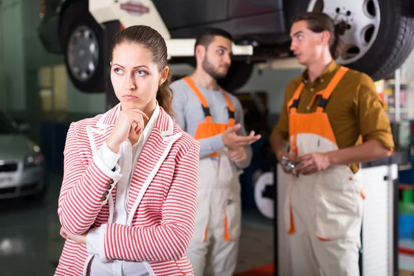 Possible fraud at a car service — Stock Photo, Image