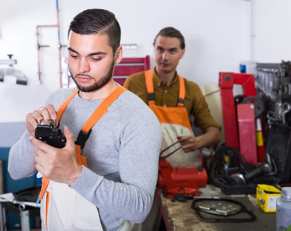 Portret van twee professionele werknemers — Stockfoto