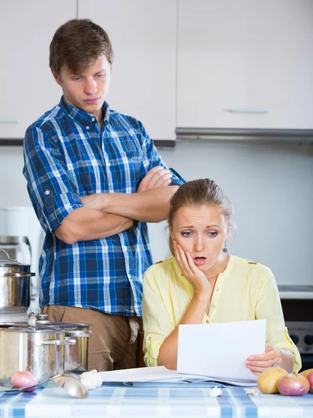 Echtgenoten die wetsvoorstellen bespreken Stockfoto