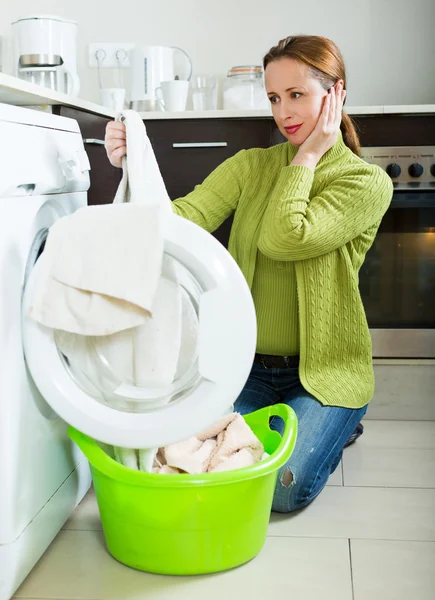 有洗衣机的女人 — 图库照片