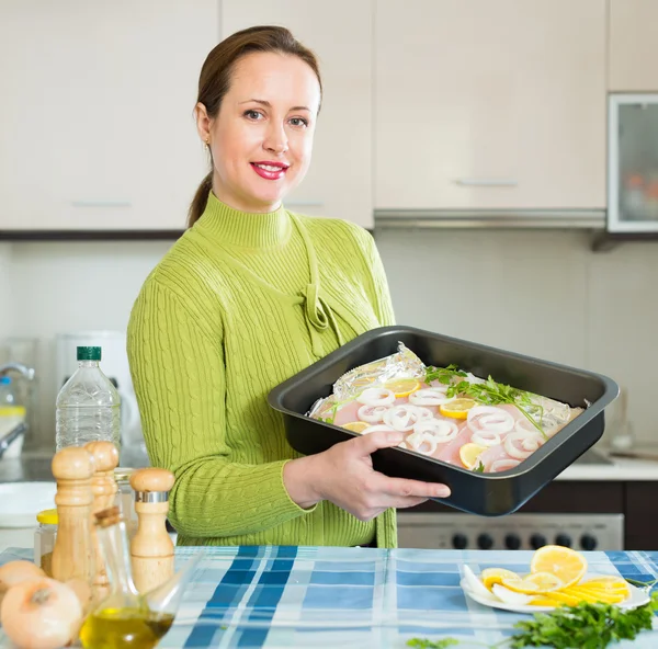 Mulher preparando peixe — Fotografia de Stock