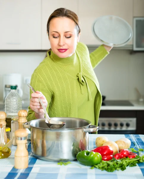 Attrayant femme cuisine soupe — Photo