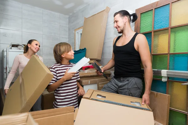 Familie dozen uitpakken — Stockfoto