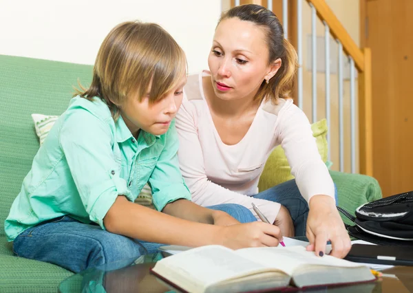 Madre con adolescente scolaro fare i compiti — Foto Stock
