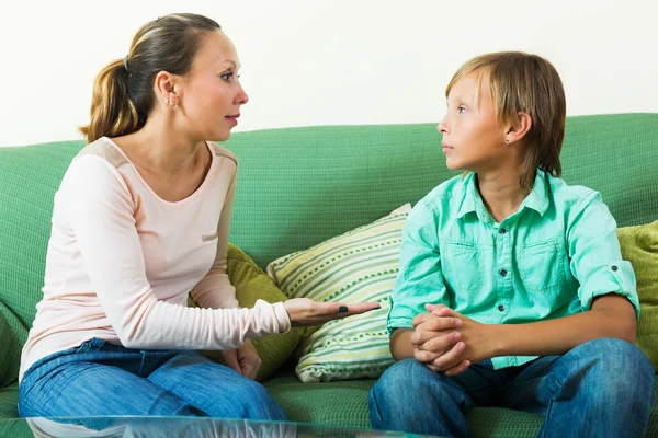 Tiener en moeder hebben ernstige praten — Stockfoto