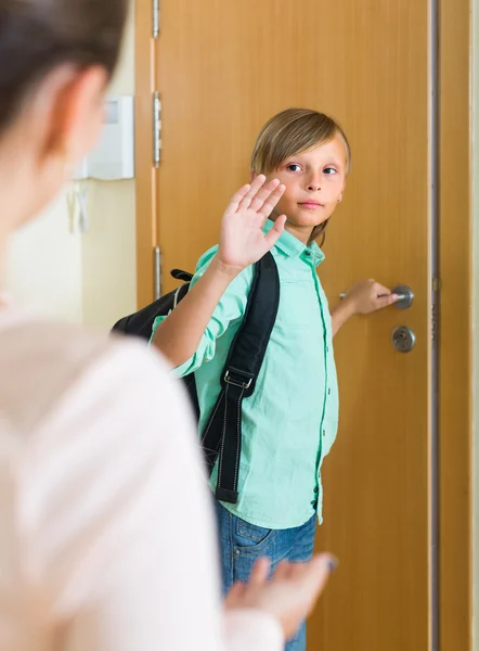 Mother with son at doorway — Stock Photo, Image