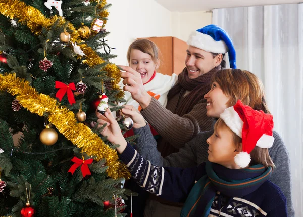 クリスマス ツリーを飾る子供を持つ親 — ストック写真
