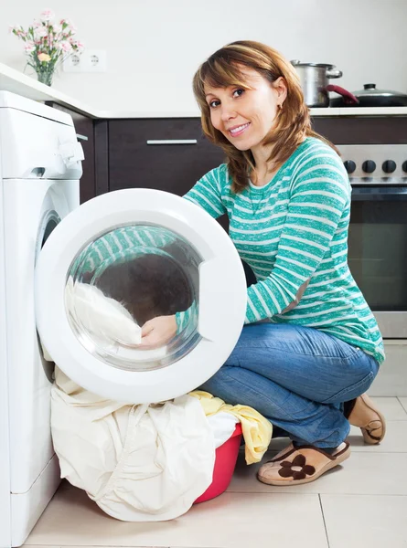 Hausfrau benutzt Waschmaschine — Stockfoto