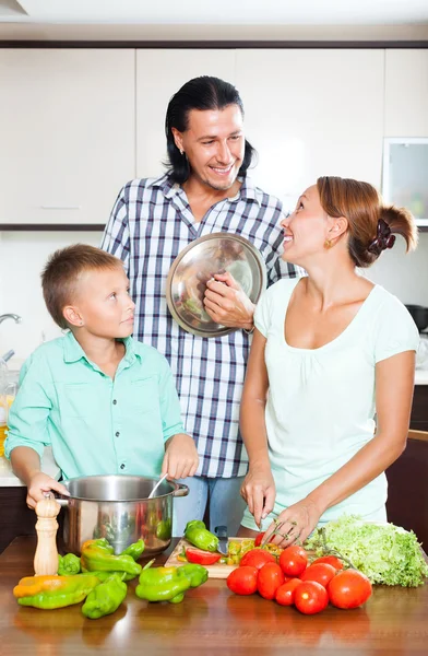 Ouders en tiener jongen koken — Stockfoto