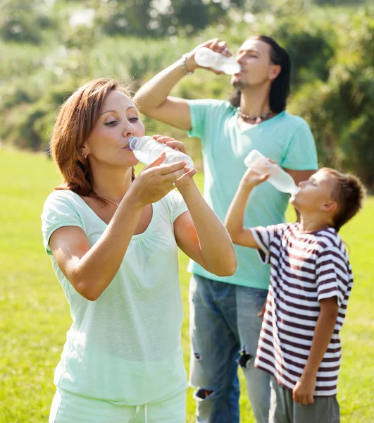 Coppia con adolescente acqua potabile — Foto Stock