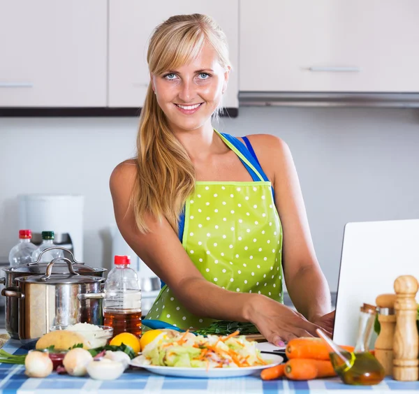 Blond meisje zoeken nieuwe recept — Stockfoto