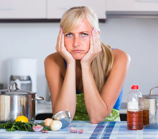 Nervös kvinna tänker på problem — Stockfoto