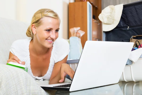 Mujer haciendo lista de planificación —  Fotos de Stock