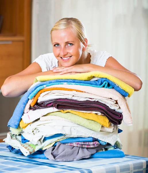 Donna smistamento lavanderia — Foto Stock