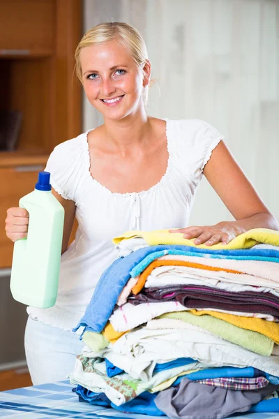 Mulher ordenando a roupa — Fotografia de Stock
