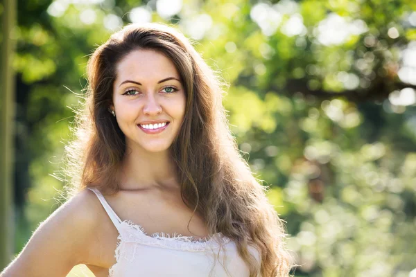 Portret van een lachende vrouw — Stockfoto