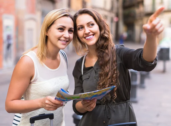 Vrouwen met bagage controleren route — Stockfoto