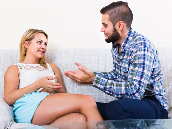 Chica y joven chico teniendo divertido — Foto de Stock