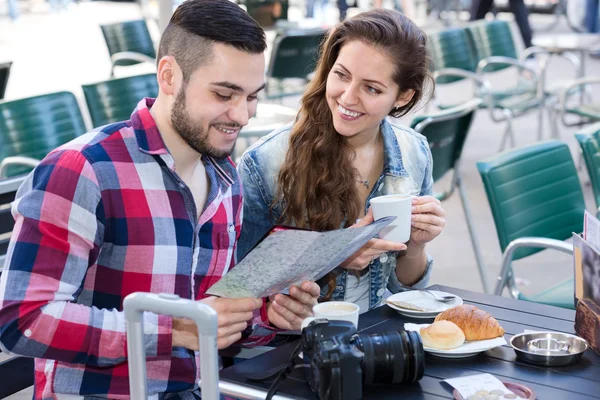 Reizigers zitten in een cafe — Stockfoto