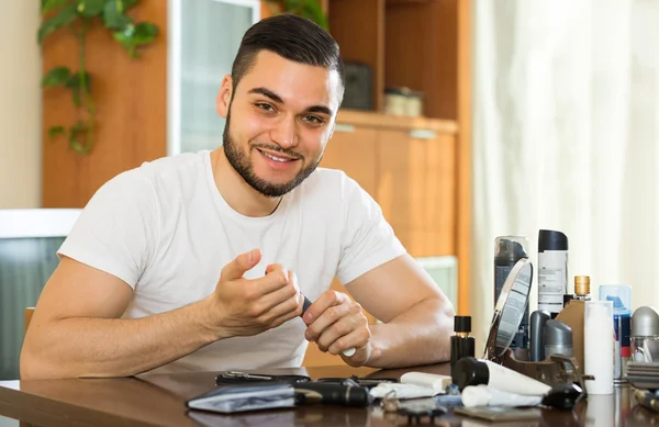 Jeune homme coupant des ongles — Photo