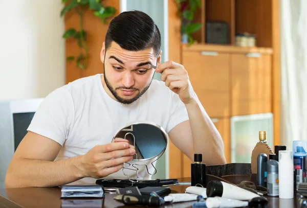 Tipo quitando el pelo de la ceja —  Fotos de Stock