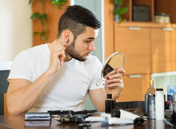 Mann entfernt Ohrenhaare — Stockfoto