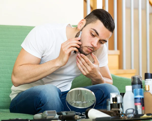 Mann rasiert sich mit Elektrorasierer — Stockfoto