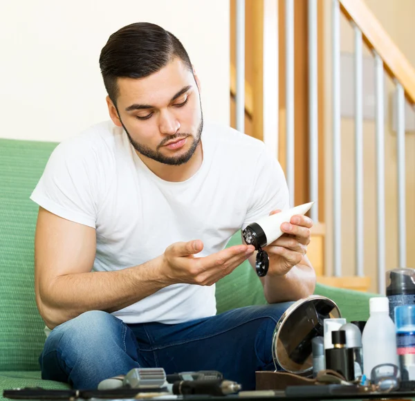 Der Kerl genießt Sahne — Stockfoto