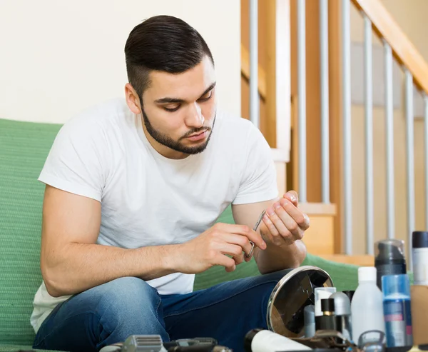 Hombre usando lima de uñas — Foto de Stock