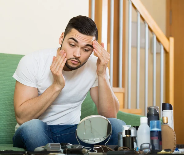 Kerl schaut auf seine problematische Haut — Stockfoto