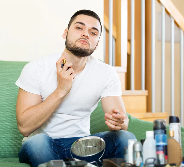 Schöner Mann, der Parfüm aufträgt — Stockfoto