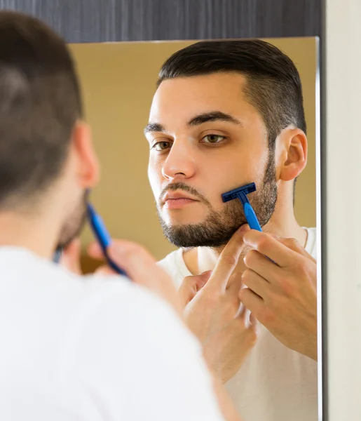 Muž holení vousů — Stock fotografie