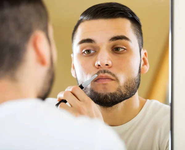 Cara de barbear por barbeador elétrico — Fotografia de Stock