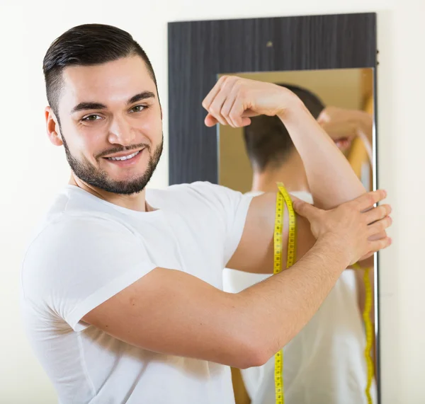 Mann überprüft Fitness-Ergebnisse — Stockfoto