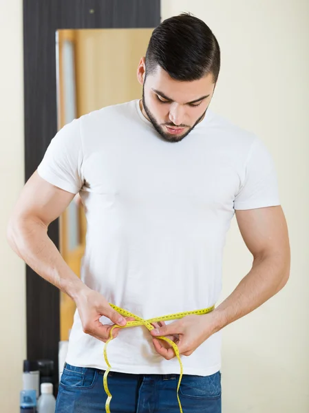 Cara verificando resultados de fitness — Fotografia de Stock